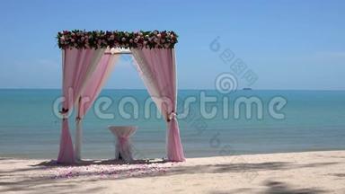 海边沙滩上可循环观看的粉色婚礼拱门